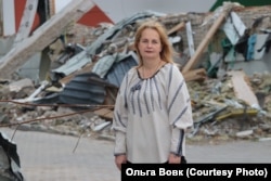 Ольга Вовк на руїнах свого ліцею