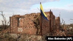 3нче штурм бригадасының "Федя" кушаматлы командиры Андреевка авылын азат итү символы буларак украин байрагын күтәрә, 2023 елның 16 сентябре