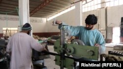 تصویر آرشیف: کارگران در یک فابریکه تولید پلاستیک در ولایت کندهار 