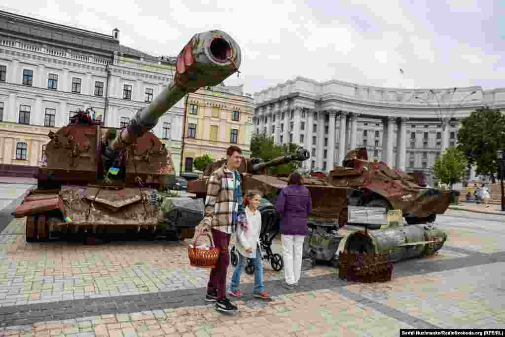 Кияни роблять фото з кошиком на пам&#39;ять про Великдень 2024 року на тлі знищеної російської військової техніки, виставка якої відбувається&nbsp;на Михайлівській площі у Києві