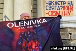 У Дніпрі родичі військовополонених вбрали ялинку кульками з іменами бійців і вимогами повернути їх додому, 24 грудня 2023 року