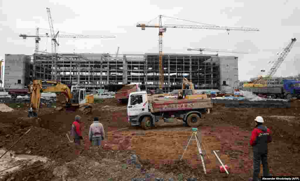 Февраль 2011 года, строящийся аэропорт. Терминал достроили перед чемпионатом Европу по футболу 2012 года, чтобы порт смог достойно принять команды игроков и болельщиков. Матчи проходили в Украине и Польше