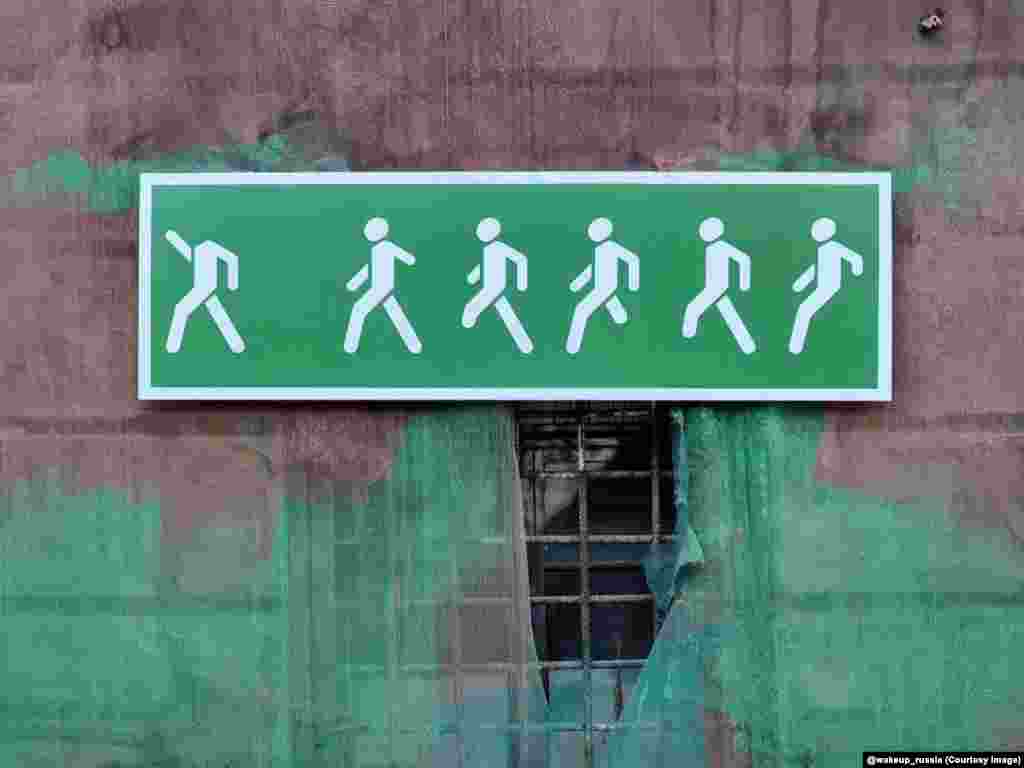 Антивоенное изображение на улице Санкт-Петербурга. Расплывчато сформулированные законы о &laquo;дискредитации&raquo; армии позволили отправить антивоенных активистов на длительные сроки в тюрьму по обвинительным приговорам &nbsp;