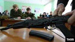 İvanovo şəhərində hərbi hazırlıq fənnində, arxiv fotosu