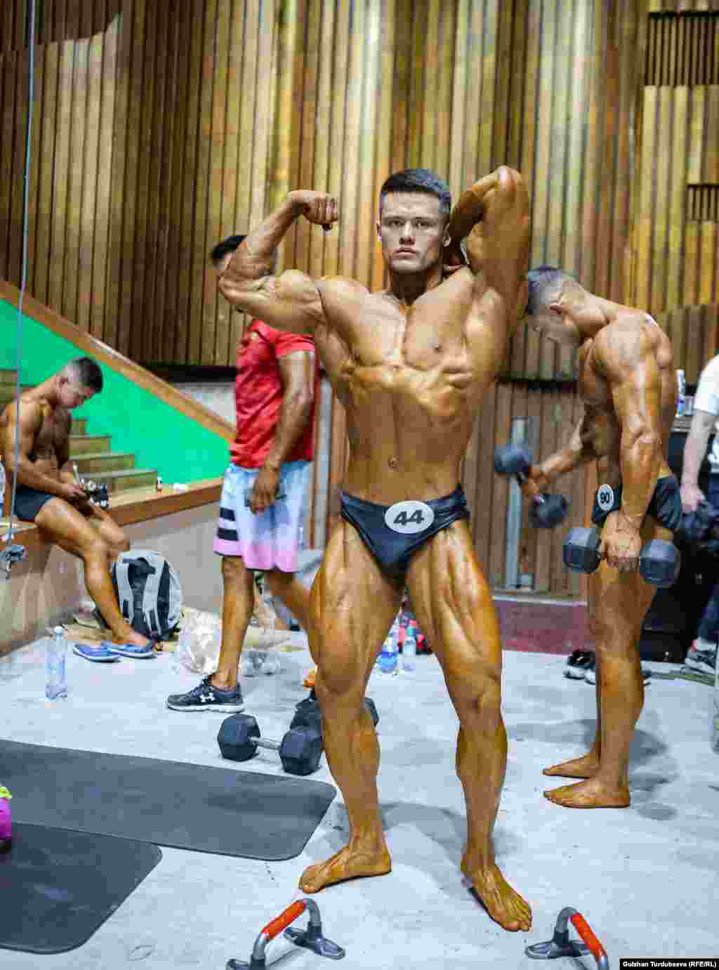 Шер Молдошев 27 жашта. Кесиби боюнча ашпозчу. Ал эки жыл мурун бодибилдинг менен алектенип баштаган.&nbsp; &quot;Аябай арык, кичинекей элем. Салмагым да аз эле. Ютубдан, интернеттен ар кандай видеолорду көрүп, бодибилдингге кызыгып калдым. Өзүмө максат койдум. Тынымсыз машыгуулардын арты менен азыр ушундай даражага жетип отурам. Өзүм Москвадагы ресторандардын биринде башкы ашпозчу болуп иштейм. Жумушум өзүмө абдан жагат. Залга барып машыгам. Азыр машыктыруучу да болуп иштеп жатам&quot;, - деди ал мелдеш алдында.&nbsp;