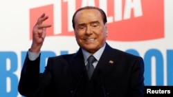 Сильвио Берлускони выступает на предвыборном митинге.