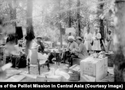 Экспедиция Оштогу лагерде жергиликтүү мансап ээлери менен жолугушту.