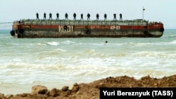 Пантон із прикордонниками України, його видно з дамби, яку насипають російські будівельники в Керченській протоці з боку Краснодарського краю Росії, 23 жовтня 2003 року