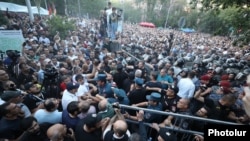 Հունիսի 12-ին ոստիկանական գործողությունների հետևանքով նաև մեկ տասնյակից ավելի լրագրողներ են տուժել