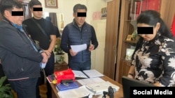 Бишкек шаардык сотунун судьясын кармоо учуру. УКМК тараткан сүрөт.