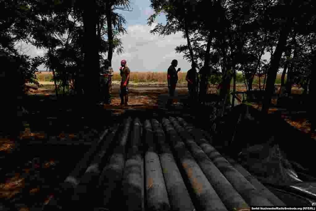 Військові п&rsquo;ють каву, хтось палить, за декілька хвилин приїде БМ-21 &laquo;Град&raquo;, яку потрібно буде швидко зарядити для бойової роботи на одному з найгарячіших напрямків на Запоріжжі&nbsp;