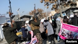 ایجاد ترس و وحشت در میان زنان معترض با شلیک های هوایی از سوی افراد طالبان در کابل. 