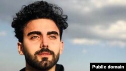 Аялдардын укуктарын жактап жүргөнү менен белгилүү актер Мохаммад Садеги.