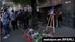 Ծաղիկներ Սոնա Մնացականյանի հիշատակին, վրաերթի վայրում, Երևան, արխիվ
