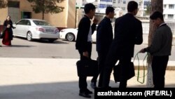 Mekdep okuwçylary jemgyýetçilik transportyna garaşýar. Aşgabat. Illýustrasiýa suraty. 