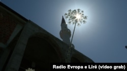 Minarja e një xhamie në një fshat në Kosovë  - Fotografi ilustruese nga arkivi.