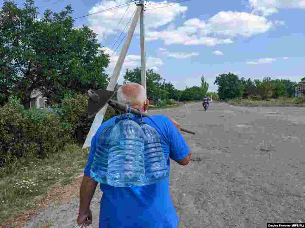 Місцеві жителі отримують від волонтерів і влади необхідні продукти та воду &nbsp;