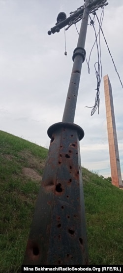 Обстріляний ліхтар на Болдиній горі біля меморіалу на честь загиблих у Другій світовій війні