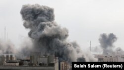 В Ізраїльській службі порятунку Zaka кажуть, що понад 100 тіл було знайдено у невеликому фермерському господарстві Бері