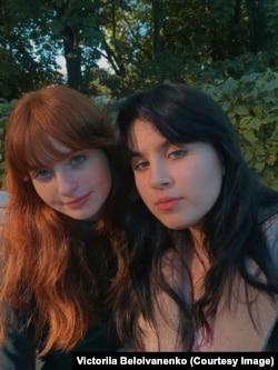 Вікторія з подругою