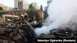 Пожежники працюють на об'єкті, пошкодженому внаслідок атака РФ на Київ, 21 вересня 2023 року