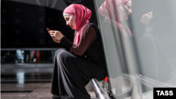 Хижабчан аял. Иллюстративдик сүрөт. 