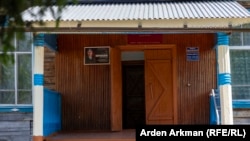 Мектептин кире беришиндеги мемориалдык такта