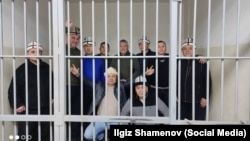 Кемпир-Абад иши боюнча абакта жаткандар. Булардын ичинен Кубанычбек Кадыров үй камагына чыккан.