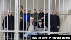 Кемпир-Абад иши боюнча абакта жаткандар. Булардын ичинен Кубанычбек Кадыров үй камагына чыкты. Март, 2024-жыл.