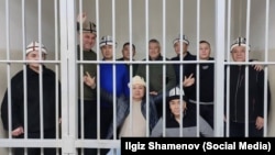 Кемпир-Абад иши боюнча абакта жаткандар. Булардын ичинен Кубанычбек Кадыров, Кеңешбек Дүйшөбаев эркиндикке чыкты.