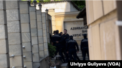 İ.Əliyev Xətai rayon Məhkəməsindən aparılarkən.