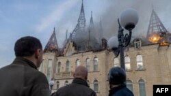 Օդեսայում հրթիռային հարձակման հետևանքով վնասված շենքն այրվում է, 29-ը ապրիլի, 2024թ.