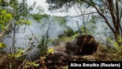 Українські військовослужбовці 43-ї окремої артилерійської бригади імені гетьмана імені Тараса Трясила із самохідної гаубиці Panzerhaubitze 2000 на позиції біля міста Часів Яр, Донецька область, Україна, 27 червня 2024 року