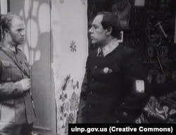 Юрій Тютюнник (ліворуч) у ролі самого себе у фільмі «Польща купила Петлюру», 1926 рік