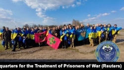 Українські військовополонені позують для фотографії після обміну, 10 квітня 2023 року