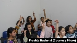 شماری از دانش آموزان در مکتب خصوصی آفتاب در اسلام آباد