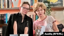 Очрашу ике телдә барды. Урысча һәм чехча. Татарча сәламләүгә ул татарча җавап бирде