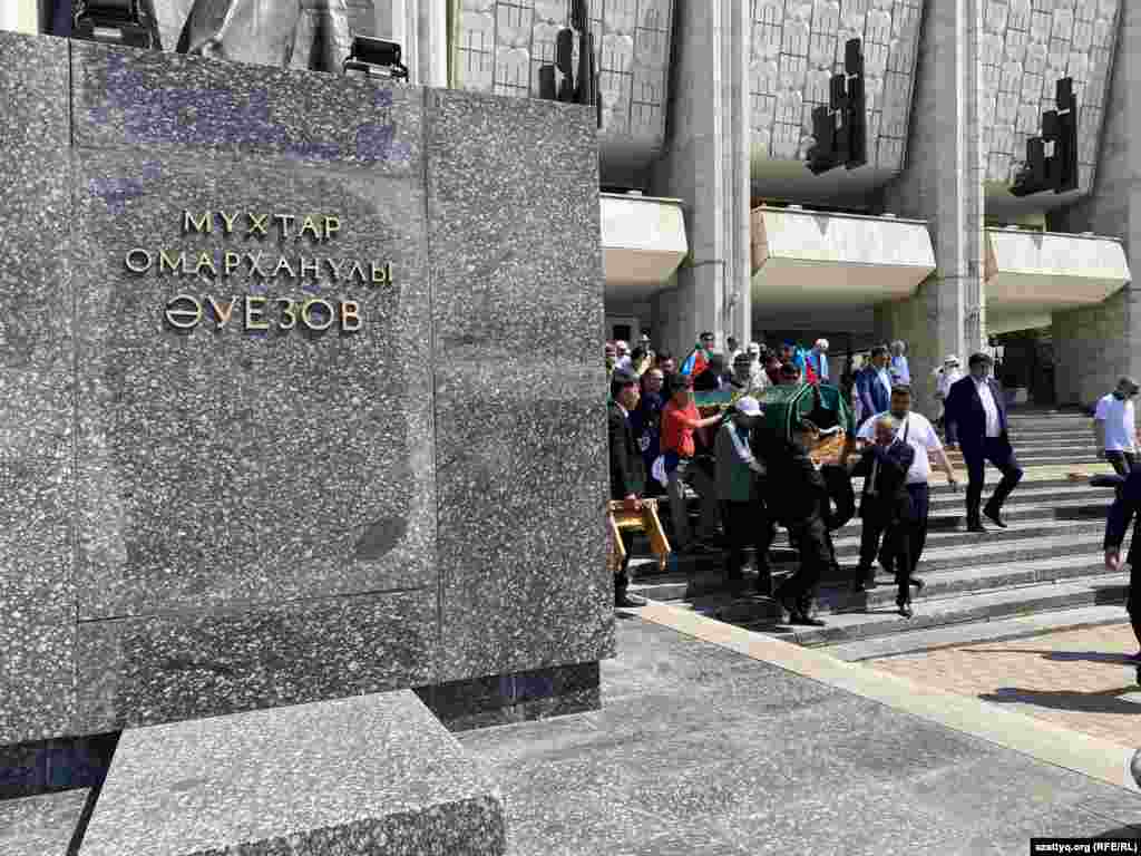 Мурат Ауэзов 2006-жылдагы &quot;Шаңырак окуясы&quot; аталган бийликке каршы нааразылык акциясында кармалып, камалгандарды коргоо комитетине мүчө болуп, узак жылга соттолгон Арон Атабекти жактагандар арасында жүргөн.&nbsp; &nbsp;