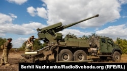 Українські військові готуються до стрільби і ведуть вогонь із самохідної гаубиці 2С22 «Богдана» по російських військах, вересень, 2023 року