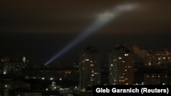 Ուկրաինա - Հակաօդային պաշտպանության համակարգը թռչող սարքեր է փնտրում Կիևի երկնքում, արխիվ 