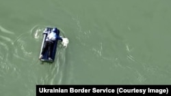 Ukraynada hərbi xidmətə çağırışla bağlı yeni qanunun qüvvəyə minməsi ilə 18-60 yaş arası kişilər ölkəni tərk etmək və müharibədən xilas olmaq üçün getdikcə daha yaradıcı yollar axtarırlar.