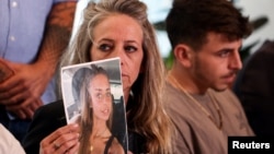 7-октябрдагы ХАМАСтын согушкерлеринин чабуулунда кызын жоготкон үй-бүлө. 