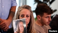 Барымтага алынган Майя Шемдин энеси кызынын сүрөтүн кармап турат. Тел-Авив, 17-октябрь 2023-жыл