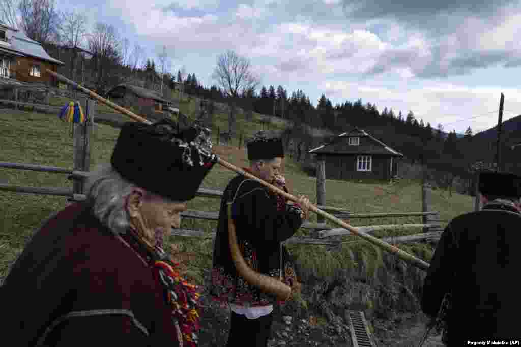 Иван Зеленчук вместе с односельчанином Николаем Зеленчуком идут к сельской церкви. Колядки &mdash; это в том числе исполнение песен. Праздник восходит к дохристианским временам