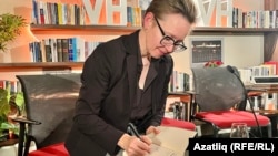 Язучының имзасы белән китап алырга телүчеләр озын чиратка тезелде