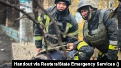 Чоловіки не стримують сліз. Наслідки російського «подвійного удару» по Одесі (фотосвідчення)