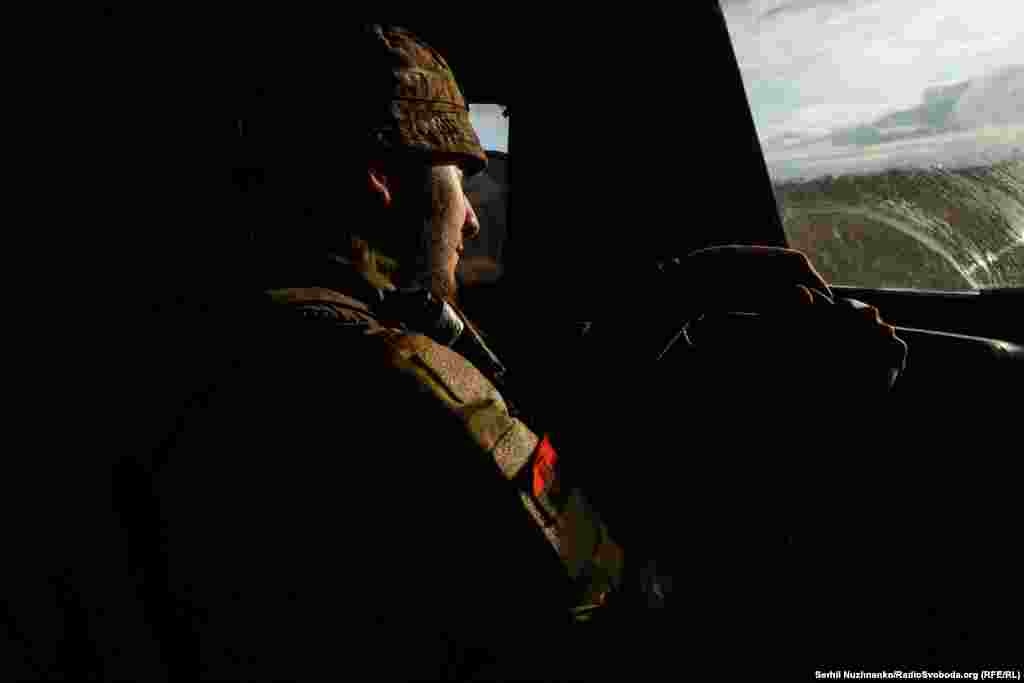 Старенький броньовик їде по розбитій війною дорозі, везучи нас й військових з позицій, на сьогодні бойова робота закінчилась