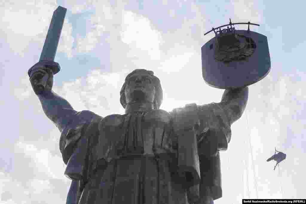 У липні 2022 року у застосунку &laquo;Дія&raquo; провели опитування українців про майбутнє радянської символіки на щиті монумента &laquo;Батьківщина-мати&raquo; у Києві. Як повідомило Міністерство культури та інформаційної політики, таке рішення підтримали 85% українців. Загалом в опитуванні взяли участь більш ніж 770 тисяч людей