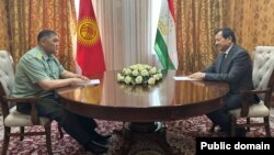 Камчыбек Ташиев (слева) и Саймумин Ятимов (справа).  Бустон, Тажикстан. 