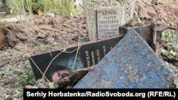 Через ракетний обстріл зруйновані могили, у сусідніх багатоповерхівках подекуди вибило шибки